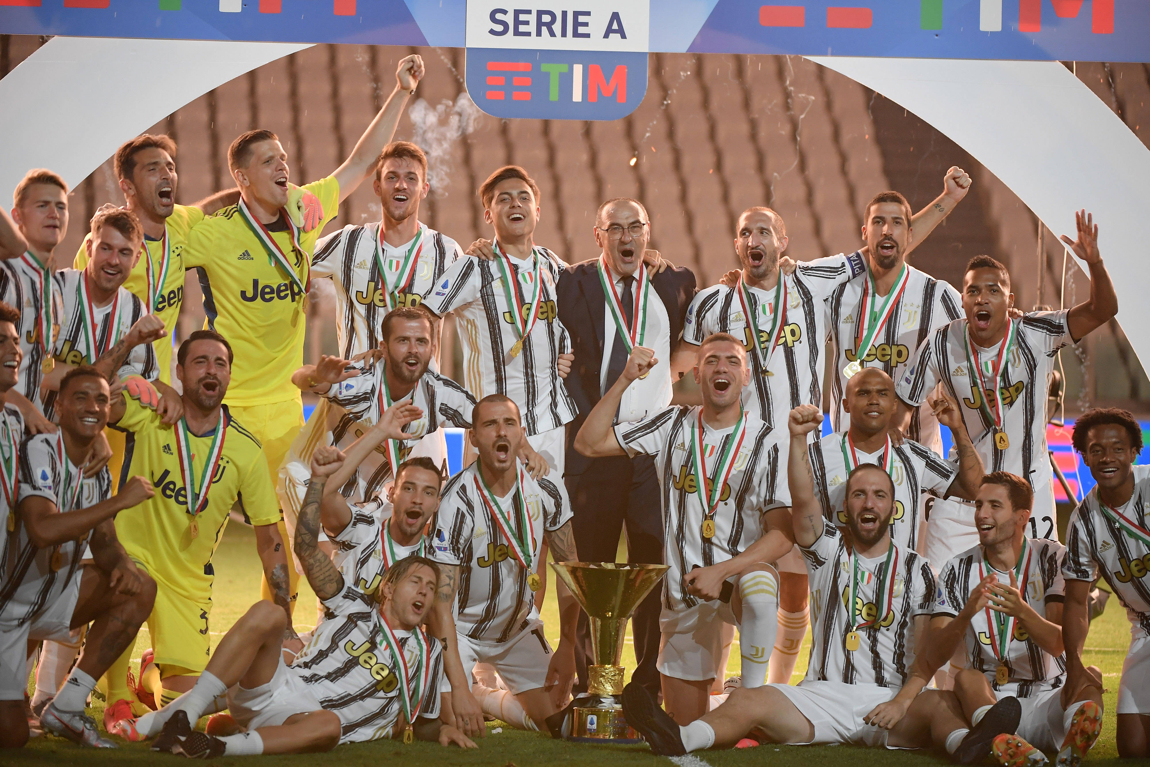 队对其抛出 队对其抛出